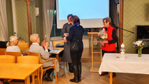 Rahastonhoitajan vaihto. Marjaleena Kylmänen sai kukkasia ja Riitta Myller lottien kultaiset sanat.