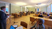 Puheenjohtaja Merja Nieminen toivotti kokousosallistujat tervetulleiksi lottakokoukseen.